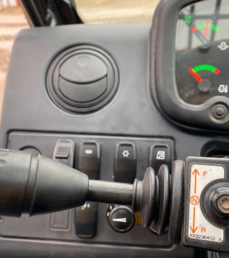 2019 Caterpillar TH408D 4x4x4 Ag Handler