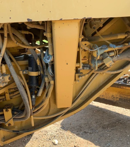 2001 Caterpillar 140H motor grader