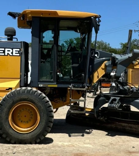 2011 John Deere 772G motor grader