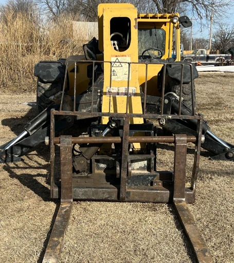 2010 Caterpillar TL943 telehandler