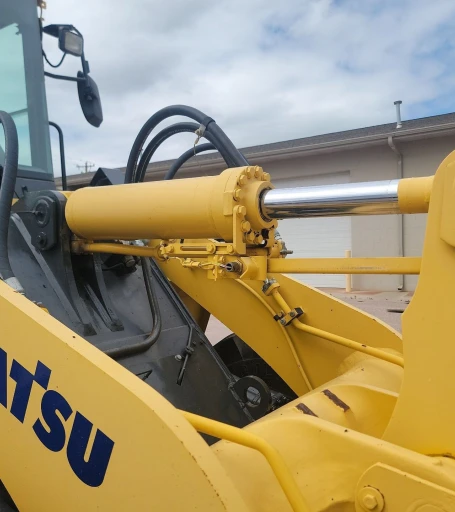2005 Komatsu WA320 wheel loader