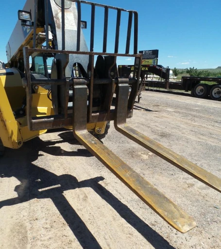 2013 Caterpillar TL943C telehandler