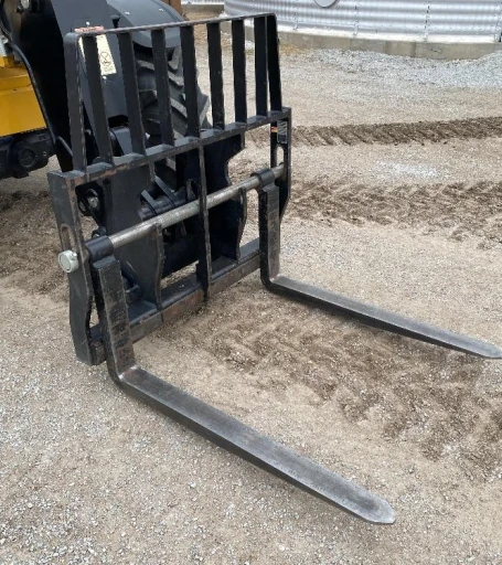 2019 Caterpillar TH408D 4x4x4 Ag Handler