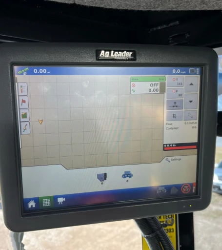 2013 Rogator RG1100 applicator