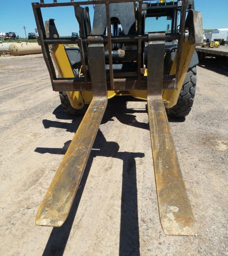 2013 Caterpillar TL943C telehandler