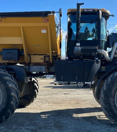 2013 Rogator RG1100 applicator