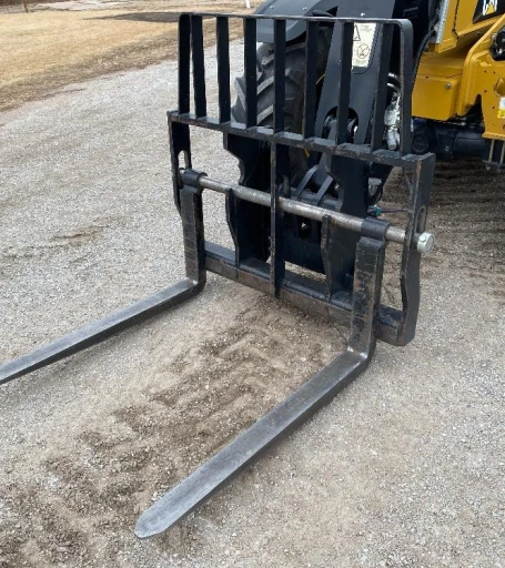 2019 Caterpillar TH408D 4x4x4 Ag Handler