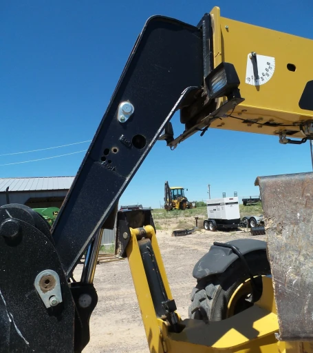 2013 Caterpillar TL943C telehandler