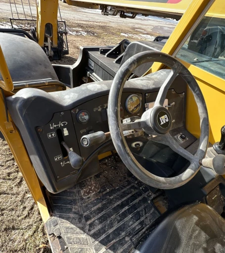 2010 Caterpillar TL943 telehandler