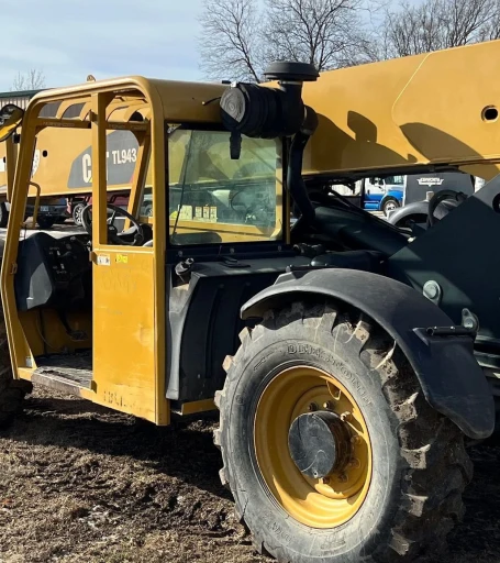2010 Caterpillar TL943 telehandler