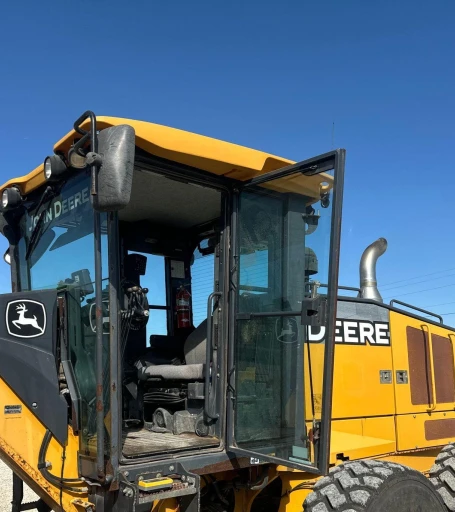 2013 John Deere 772G motor grader