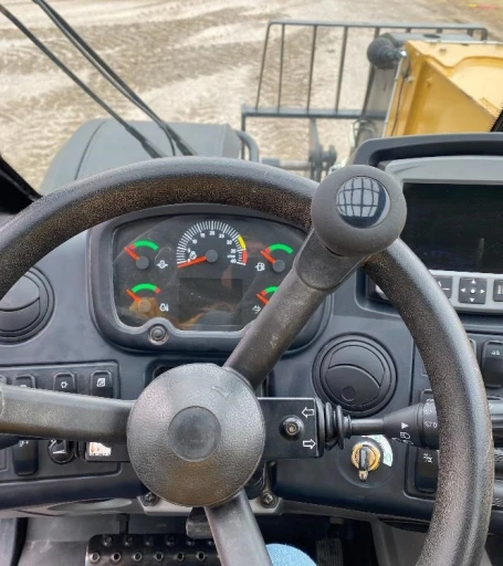 2019 Caterpillar TH408D 4x4x4 Ag Handler