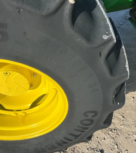 2013 John Deere 6125R MFWD Tractor Loader