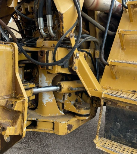 2000 Caterpillar D300E Series II water wagon