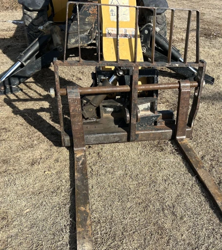 2010 Caterpillar TL943 telehandler