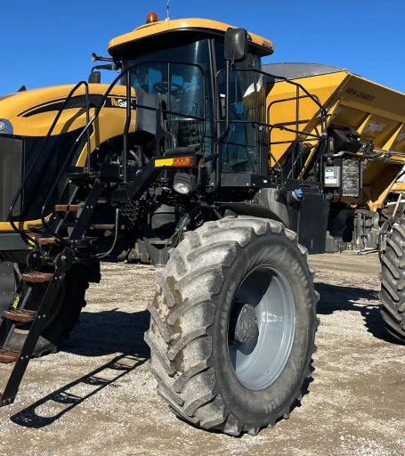 2013 Rogator RG1100 applicator