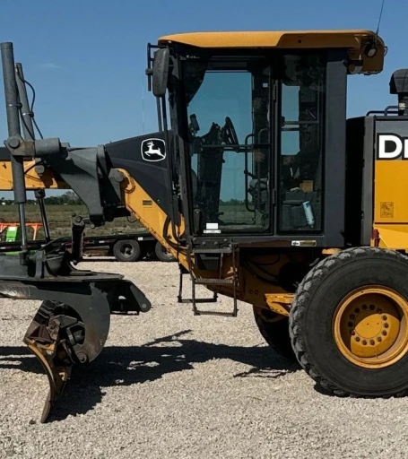 2013 John Deere 772G motor grader