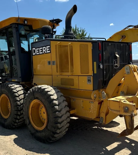 2011 John Deere 772G motor grader