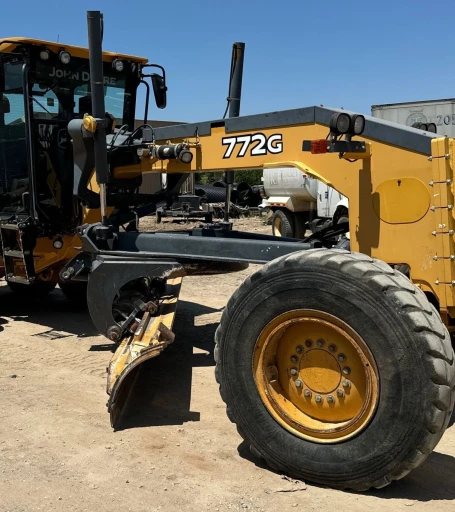 2011 John Deere 772G motor grader