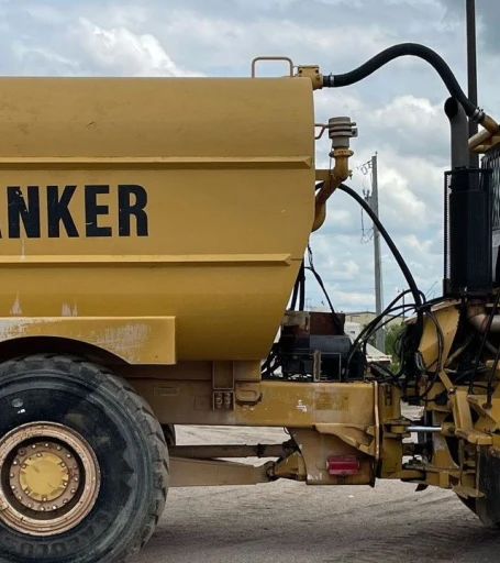 2000 Caterpillar D300E Series II water wagon